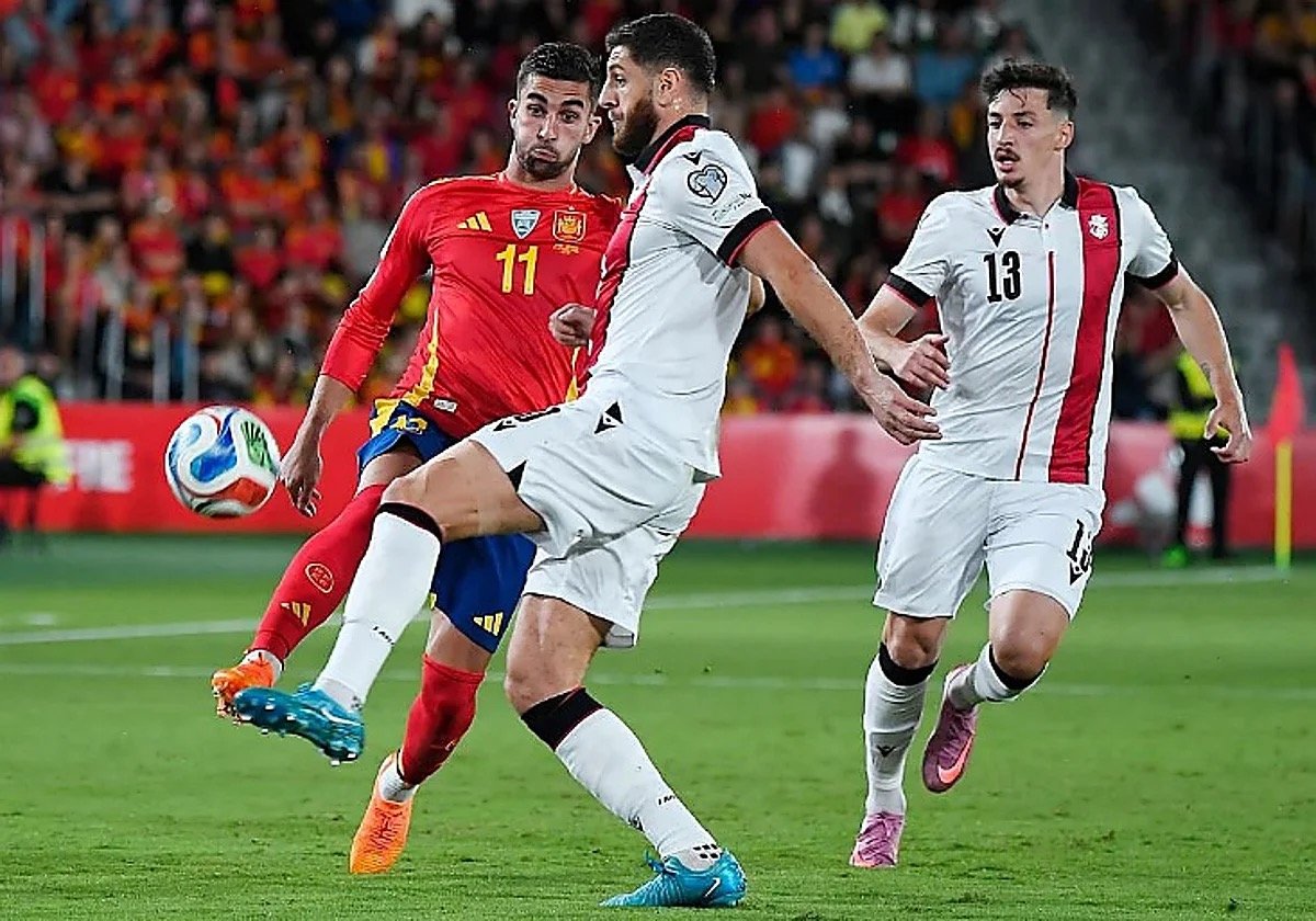 Ferran luchando el balón ante Georgia