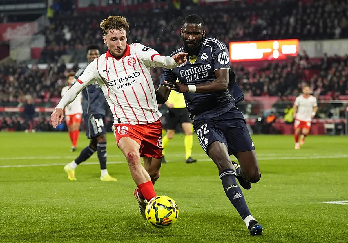 Lucha por el balón entre Vladyslav Vanat y Rüdiger.