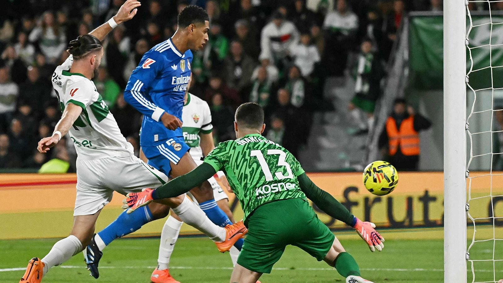 Bellingham a punto de rematar ante el portero del Elche.